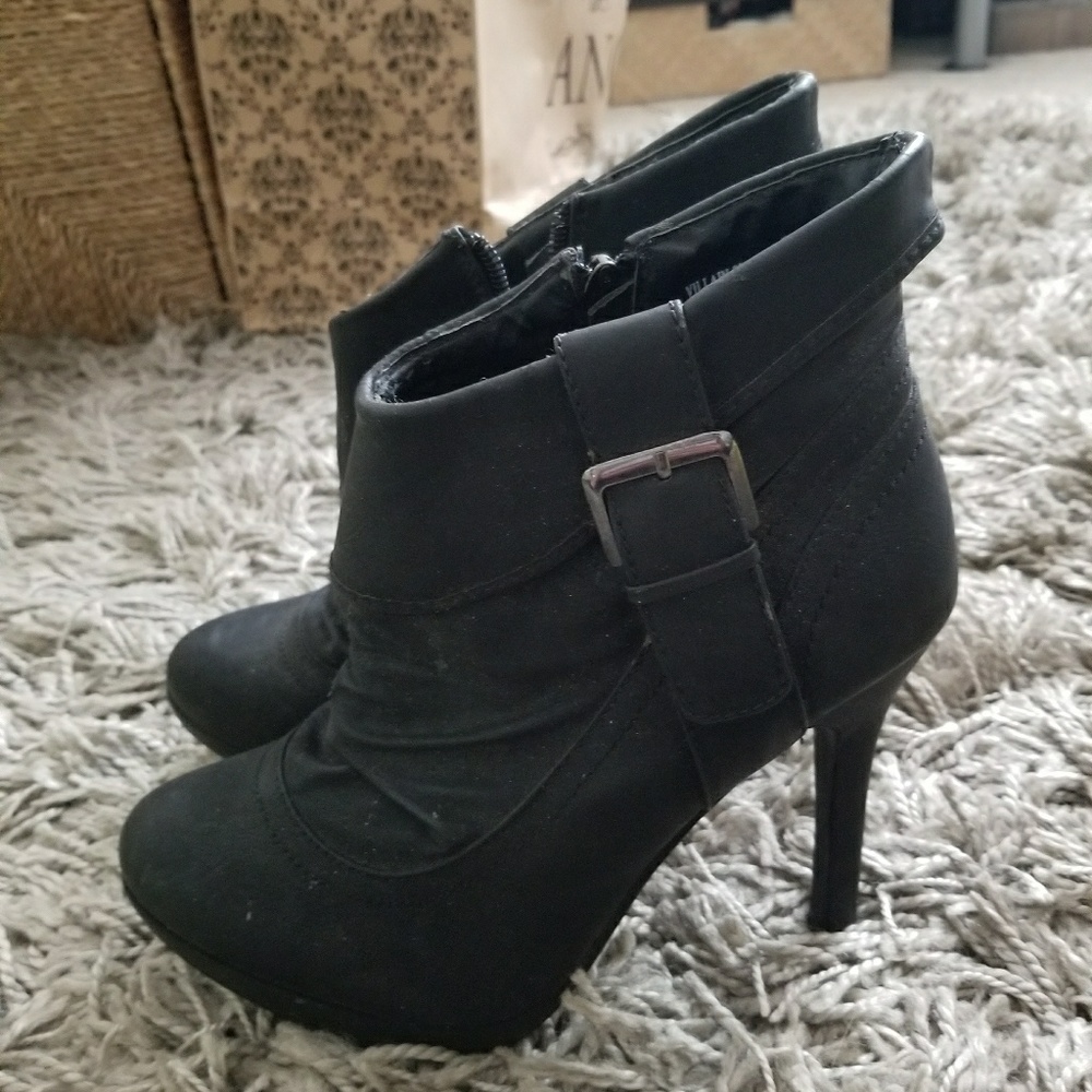 Black Ankle Boots w/ Heel - U.S. Size 7 - Picture 3 of 7